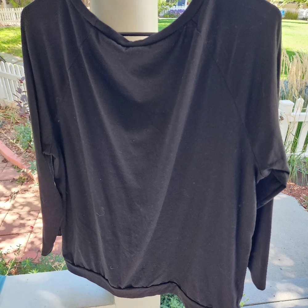 Long-sleeved T-Shirt w/ 3 accent buttons on left shoulder - Picture 3 of 3